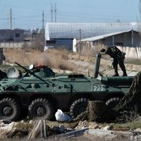 Krievijas spēki pārņem vienu no pēdējām Ukrainas flotes bāzēm Krimā; komandieris aizturēts