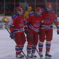 Video: spēles laikā sāpīgi saskrienas CSKA hokejisti