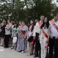 Video: Jaltas skolēni izlaidumā ignorē Krievijas un dzied Ukrainas himnu