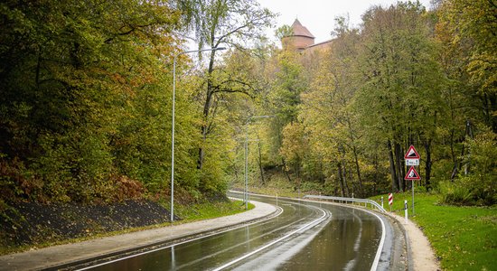 Četru miljonu projekts: atklāts pārbūvētais ceļa posms starp Turaidu un Siguldu