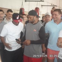 ВИДЕО: Боксер из США Рой Джонс "освятил" рижский спортивный зал