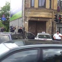 ВИДЕО: В центре Риги такси врезалось в здание