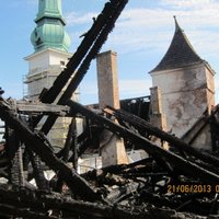 Būvnieki jau sākuši sakopt uguns skarto Rīgas pili