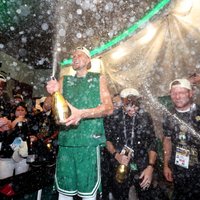 Video: Šampanietis un cigāri – Porziņģis ar komandas biedriem nosvin "Celtics" 18. titulu
