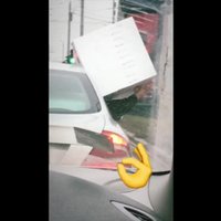 Video: Apķērīgi vīri pa Mūkusalas ielu transportē milzu paku