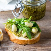 Uzkodu maizītes ar pesto un cūku pupām