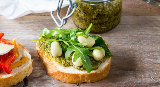 Uzkodu maizītes ar pesto un cūku pupām