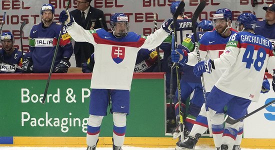 Slovākijas jaunās zvaigznes nodrošina sīvu uzvaru pār Itālijas hokejistiem