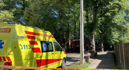 ФОТО: В Агенскалнсе горел заброшенный дом; полиция перекрывала движение (ОБНОВЛЕНО)