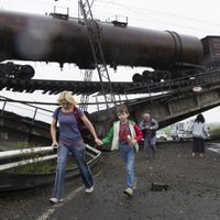 Video: Ukrainā uzspridzināts dzelzceļa tilts ar visu vilcienu