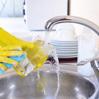 Triks, kā atgūt glāžu spodrību bez trauku skalošanas līdzekļa