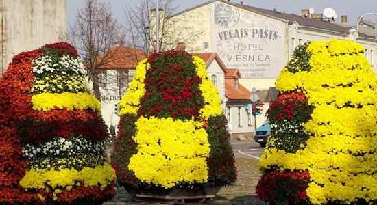 Foto: Ventspilī puķu piramīdas ietērptas krāšņā rudens ziedu rotā