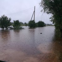 Plūdu dēļ satiksmei slēgts autoceļa posms Atašienes pagastā