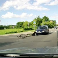Video: Kā Mārupē uz gājēju pārejas 'Fiat' jūlijā notrieca riteņbraucēju