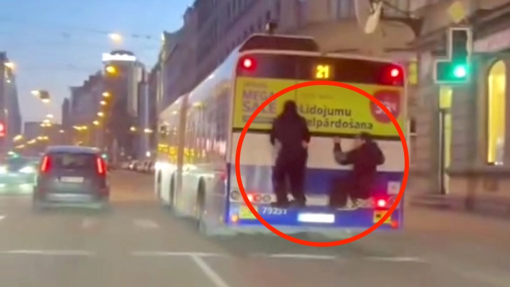 Video: Divi jaunieši Rīgā vizinās, pieķērušies trolejbusam