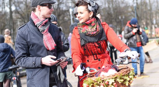 Foto: Spītējot laikapstākļiem, Rīgā krāšņi aizvadīts Tvīda brauciens