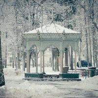 Foto: Sniega mežģīņu klātais Ķemeru kūrorta parks ar rotondu un sanatoriju