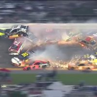 Video: Masveida avārijā NASCAR sacensībās izstājas puse dalībnieku