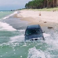 Video: Liepājas pludmalē jūras viļņi apskauj pamestu 'BMW X5' apvidnieku