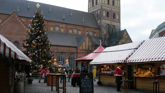 ziemassvētku tirdziņš doma laukumā