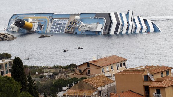 Itālijas piekrastē uz sēkļa uzskrien kuģis Costa Concordia - 43