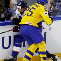 Zviedrijas hokejisti pagarinājuma pēdējā minūtē izrauj uzvaru pret Slovākiju