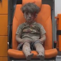 Sīrijā uzlidojumā izdzīvojuša zēna video aizkustina cilvēkus visā pasaulē