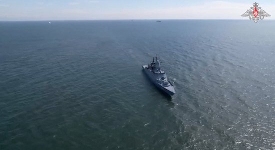 Ukraina Baltijas jūras karaflotes bāzē aizdedzinājusi Krievijas raķešu kuģi