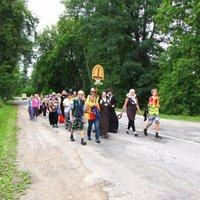 Svētceļotāji no dažādām Latvijas vietām sākuši ceļu uz Aglonas Dievmātes svētkiem