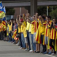 Spānijai ir tiesības Katalonijā lietot armiju, spriež eksperti