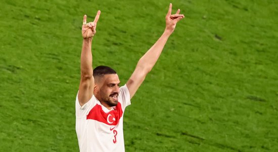 ВИДЕО. Турок забил самый быстрый гол в плей-офф ЕВРО и попал в скандал за "волчий жест" националистов