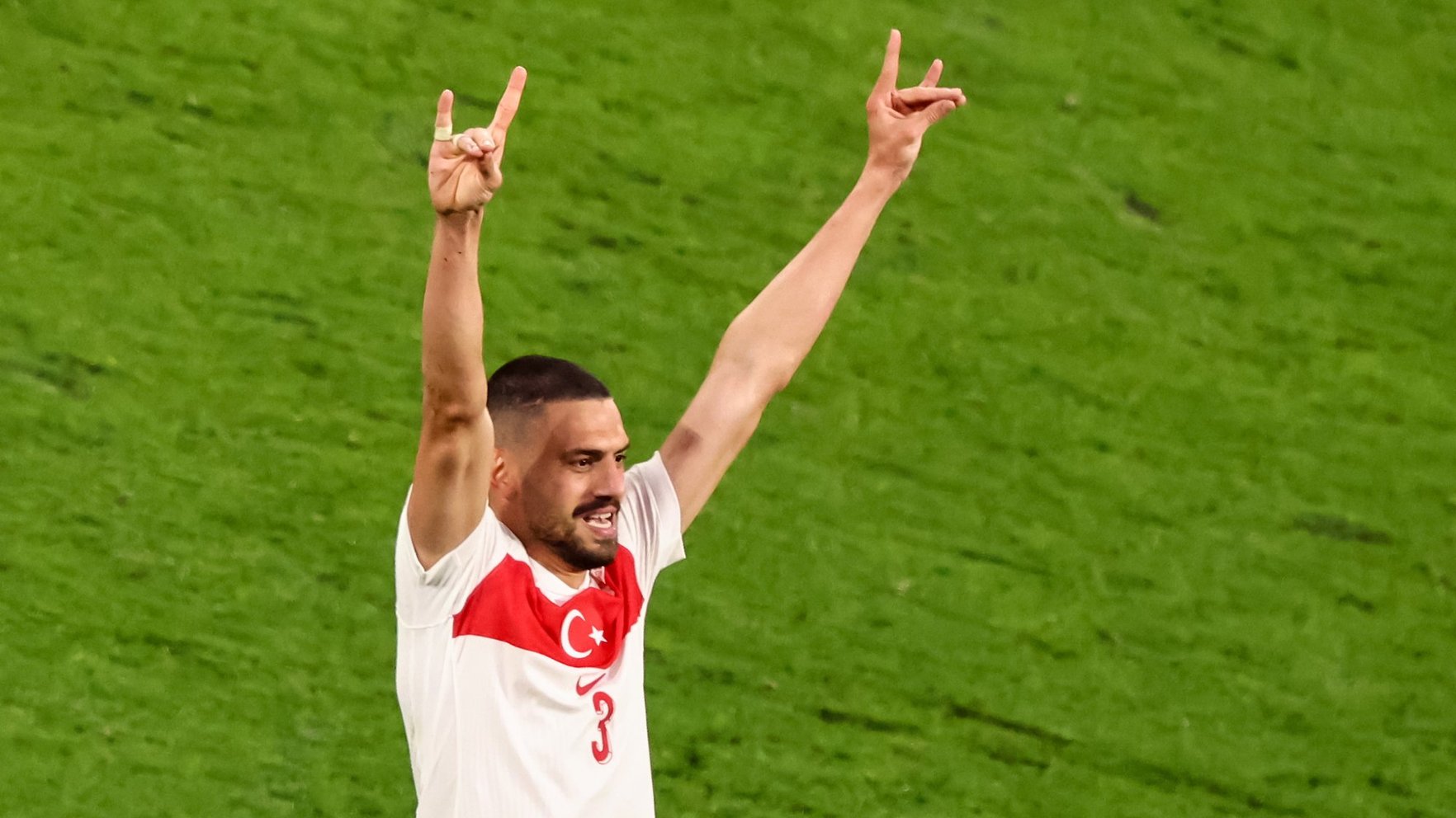 UEFA sāk vēl vienu lietu: turku aizsargam Demiralam par politisku žestu draud sods