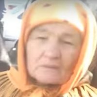 Uzbeku pensionāri protestē pret bankas kartēm; pieprasa pensijas skaidrā naudā