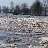 Staļģenē ledus ir uzsācis kustību; veidojas ledus sastrēgumi