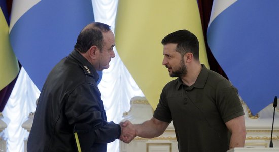 Gvatemalas prezidents, ierodoties Kijivā, pauž solidaritāti Ukrainai