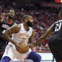 'Knicks' bez muguras sāpju nomocītā Porziņģa zaudē 'Rockets' komandai