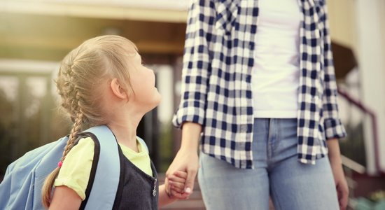 Psiholoģe un pedagoģe uzskaita virkni bīstamību par sešgadnieku sūtīšanu skolā