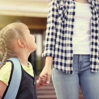 Psiholoģe un pedagoģe uzskaita virkni bīstamību par sešgadnieku sūtīšanu skolā
