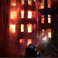 ФОТО, ВИДЕО: Продолжаются работы по тушению пожара на улице Калнциема; движение закрыто