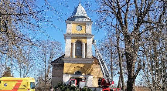 Dievkalpojuma tiešraides laikā Baldones baznīcā izceļas ugunsgrēks