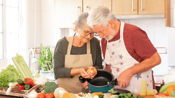 seniori, pensionāri, uzturs, ēdiena gatavošana, virtuve, ģimene