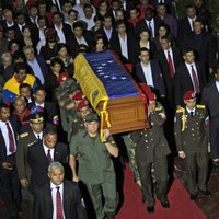 Похороны Чавеса отложены на неделю: тело забальзамируют