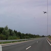 ВИДЕО: Над Елгавским шоссе пролетели два неизвестных самолета - жители испуганы