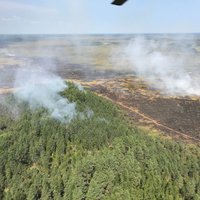 Ugunsgrēks Salas novadā ir ierobežots; Ramatas pagastā purvs vēl deg