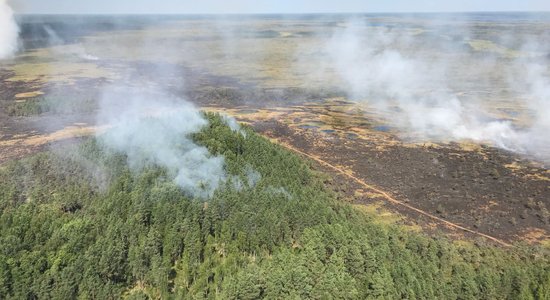 Ugunsgrēks Salas novadā ir ierobežots; Ramatas pagastā purvs vēl deg