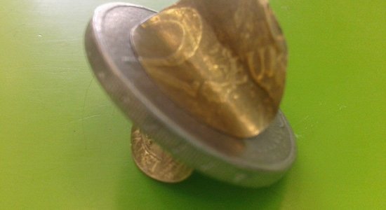 Foto: Lasītāja brīdina par 2 eiro monētas viltojumiem