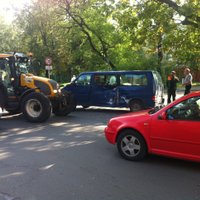 ФОТО: Авария около Ботанического сада - микроавтобус столкнулся с трактором