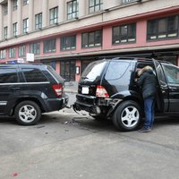 ФОТО: Авария в центре Риги – три внедорожника не поделили дорогу
