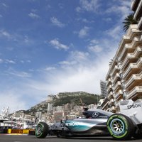 Hamiltons ātrākais pirmajos treniņos Monako, Verstapens otrais