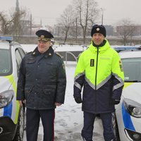 Foto: Valsts policisti demonstrē jaunās formas